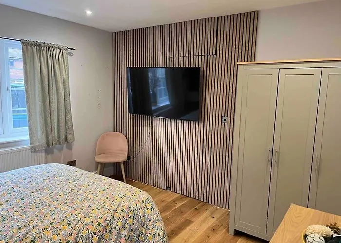 En-Suite Double Room - Private Entrance & Free Parking