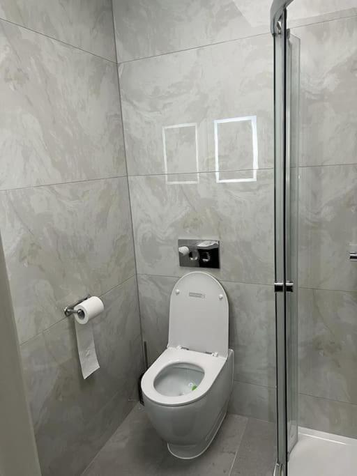 En-suite Double - Private Entrance & Free Parking * West Drayton (Middlesex)