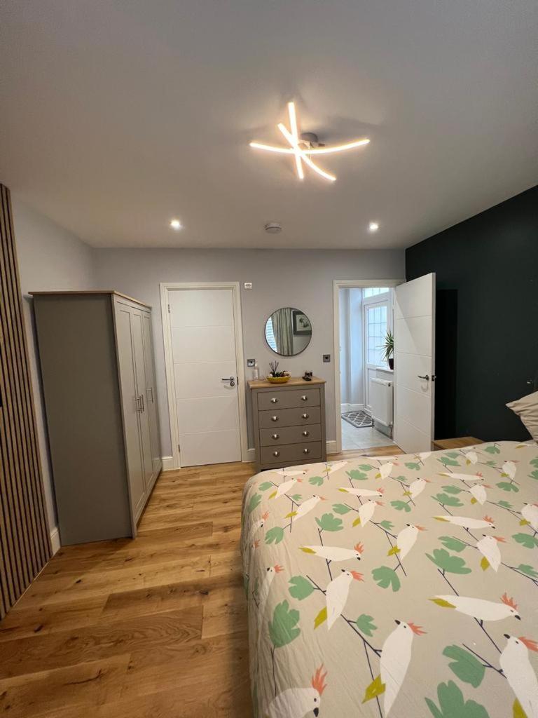En-suite Double - Private Entrance & Free Parking