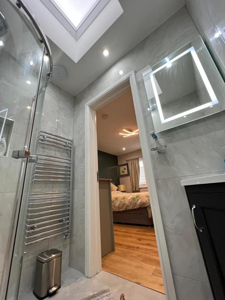 Apartment En-suite Double - Private Entrance & Free Parking *
