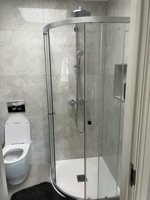 En-suite Double - Private Entrance & Free Parking Appartamento *